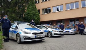 policjanci oddający honor