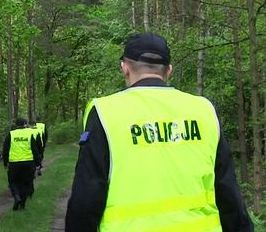policjanci idący przez las