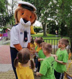 policyjna maskotka lew Leon wśród dzieci