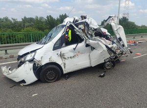 rozbity biały samochód na szosie