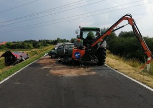 rozbite samochody i traktor na drodze
