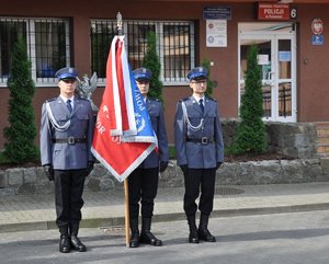 poczet sztandarowy przed komenda policji w Puławach