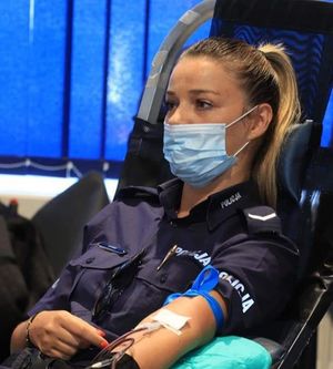 policjantka w trakcie oddawania krwi