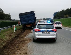 samochody na drodze na pierwszym planie radiowóz w tle ciężarówka