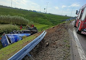 ciężarówka w rowie obok strażacy i ratownicy