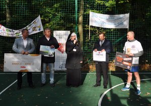 czterech mężczyzn i siostra zakonna na boisku