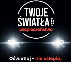 światła samochodu na czarnym tle