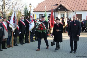 starosta i wicestarości z wiązanką kwiatów