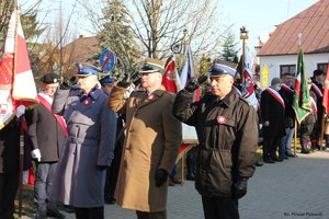 przedstawiciele służb mundurowych oddający honor przed pomnikiem