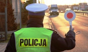 policjant zatrzymujący pojazd