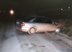 srebrne audi stojące przodem w rowie