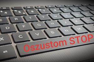 klawiatura komputera na niej napis stop oszustom