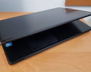 czarny laptop