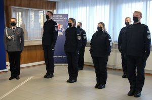 komendant z siedmiorgiem policjantów