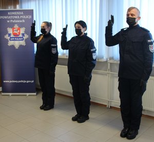 troje policjantów podczas ślubowania