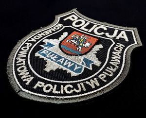 emblemat z logo komendy policji w Puławach