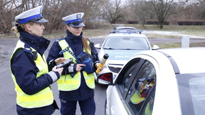 dwie policjantki podczas kontroli samochodu