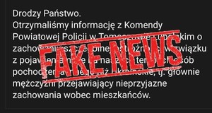 Napis uwaga na fake news na tle zapisanej karty