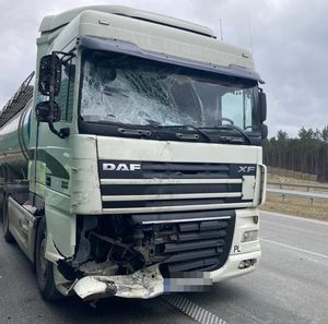 biała rozbita ciężarówka marki daf