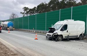 biały rozbity bus na drodze dalej ciężarówka cysterna