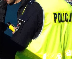 fragment dwóch osób policjanta i osoby badanej na trzeźwość