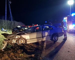 rozbite szare bmw w rowie obok strażak