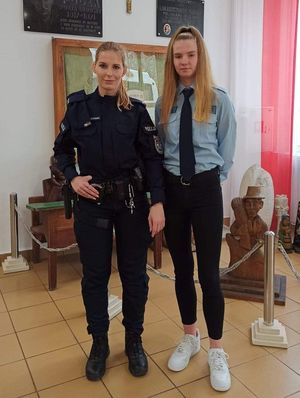 policjantka z uczennicą w tle flaga polski