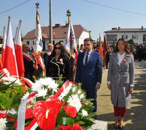 prezydent przewodnicząca i wiceprezydent stojący przed pomnikiem z kwiatami