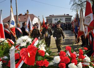 przedstawiciele klasy mundurowej idą ze zniczem