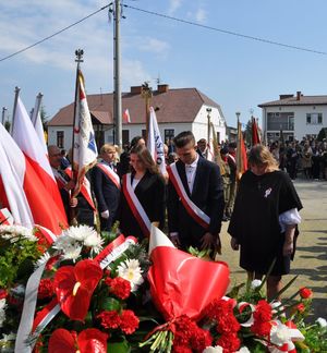 przedstawiciele szkoły oddają honor