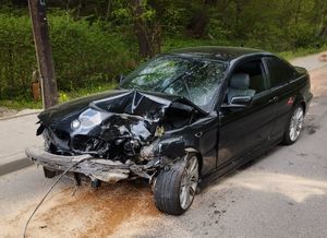 czarne bmw z rozbitym przodem