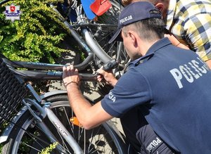 policjant znakujący rower