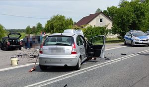 dwa rozbite samochody na drodze w tle radiowóz