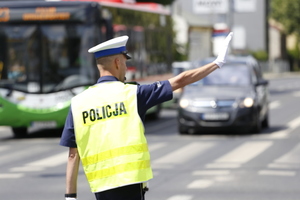 policjant na ulicy kieruje ruchem