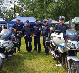 kilku policjantów stojących w szeregu między dwoma motocyklami