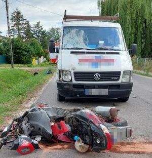 biały bus przed nim rozbity motorower na szosie