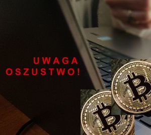 fragment dłoni na klawiaturze komputera logo B bitcoinów