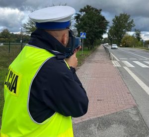 policjant mierzący prędkość samochodu