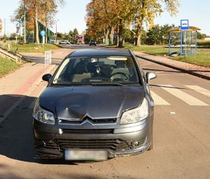 szary citroen z wgiętą maską stojący przed przejściem dla pieszych