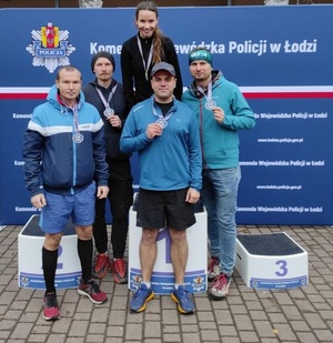 pięć osób na podium