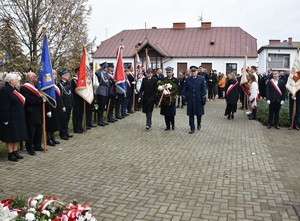 delegacja służb mundurowych z kwiatami