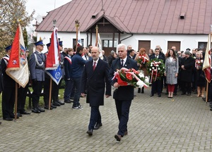 delegacja ze starostwa z kwiatami