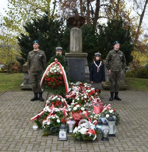 warta honorowa pod pomnikiem