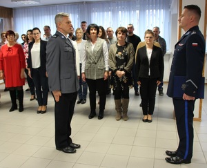 dowódca składa meldunek komendantowi w tle pracownicy