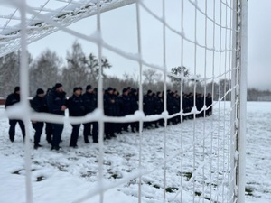 kompania policjantów na zaśnieżonym boisku