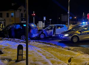dwa rozbite samochody na skrzyżowaniu obok radiowóz