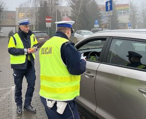 policjanci podchodzący do samochodu