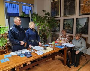 policjanci prowadzący prelekcję dla seniorów