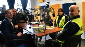 uczestnicy audycji w studio radiowym