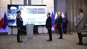 dowódca uroczystości składa meldunek ministrowi za nim stoi komendant główny policji